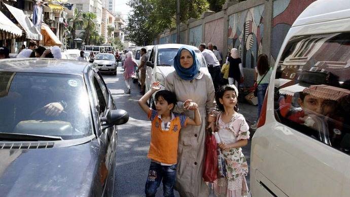 Un convoy humanitario accede a una zona asediada del centro de Siria