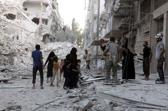Una familia siria huye de este barrio de Alepo, en donde los bombardeos no cesan. 