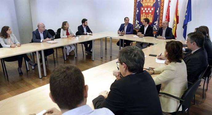 Rivera dice que Rajoy cree que la “solución” a la investidura “caerá del cielo”