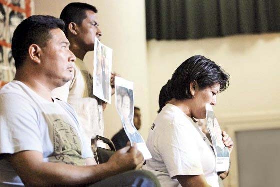 
Padres de algunos de los 43 jóvenes desaparecidos aseguran que no hay pruebas científicas que confirmen que sus hijos fueron asesinados e incinerados, como lo asegura la fiscalía mexicana. 
