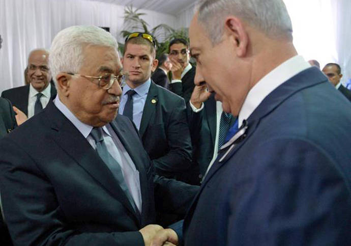 Netanyahu y Abás se estrechan la mano en funeral de Simón Peres