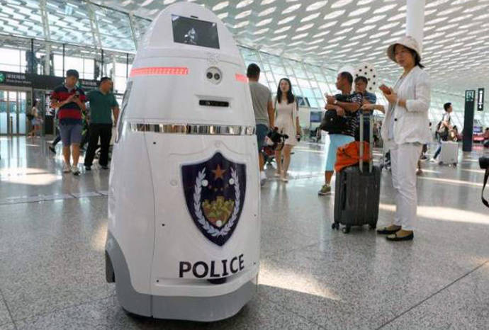 Robots armados empiezan a patrullar en uno de los mayores aeropuertos de China
