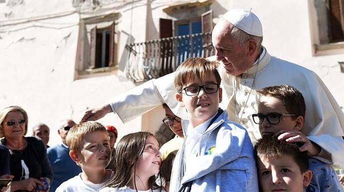 La visita sorpresa del Papa a afectados por terremoto en Italia