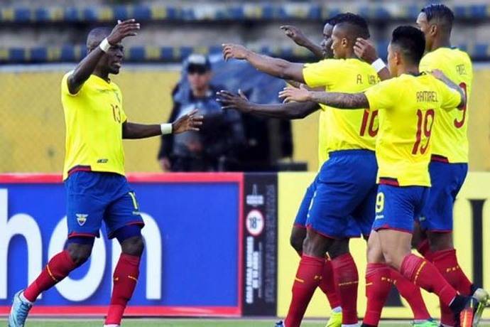 Los jugadores de la selección ecuatoriana celebran uno de los goles con los que superaron a Chile, en el estadio Atahualpa, en Quito
