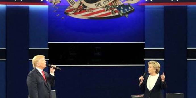 Ambos candidatos durante el segundo debate presidencial en Misuri