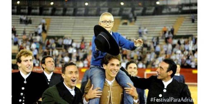 Una foto de la corrida benéfica celebrada en la Plaza de Toros de Valencia organizada por el padre de Adrián. (Foto: Twitter @toreria)