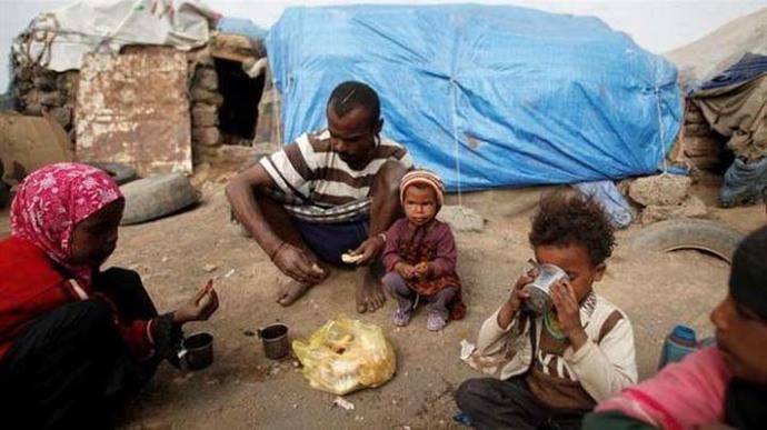 Una familia desayuna junto a su tienda en un campamento de desplazados cerca de Sanaa. 