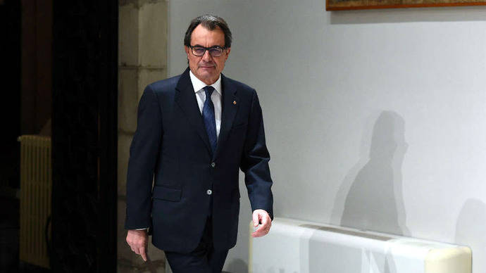Justicia española juzgará al ex líder catalán Artur Mas por desobediencia