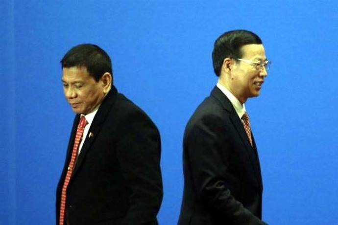 El presidente filipino Rodrigo Duterte (i) y el viceprimer ministro chino Zhang Gaoli.
