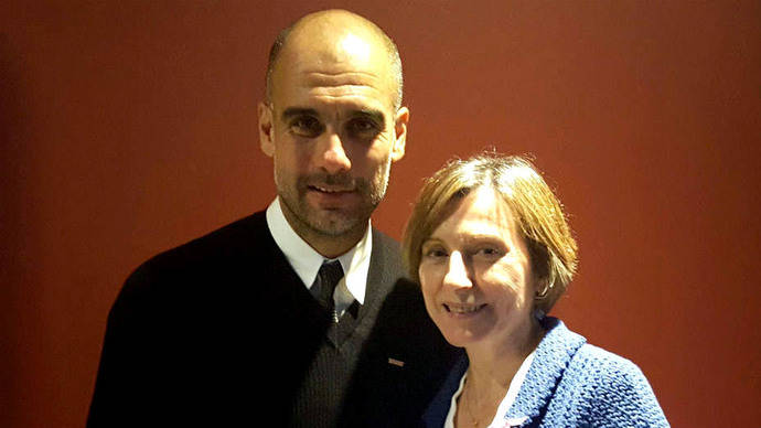 Carmen Forcadell junto al ex entrenador del Barca, Pep Guardiola (imagen de archivo)