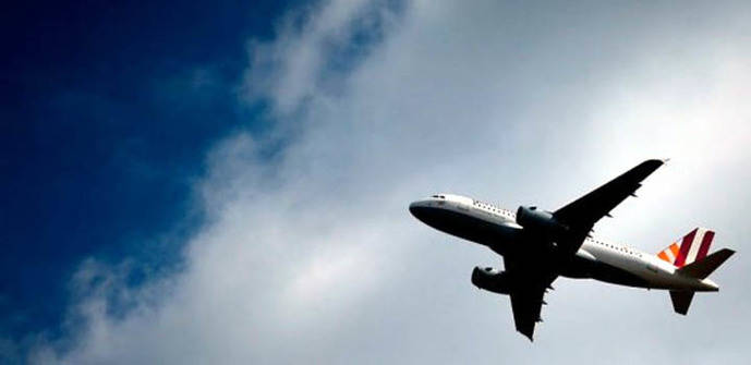 Al menos 22 pasajeros de un avión hospitalizados en Canadá por inhalación de humo