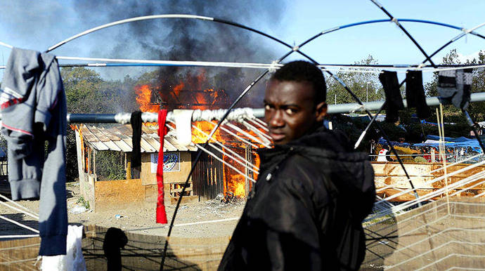 Calais: Francia destruye el mayor campamento de inmigrantes