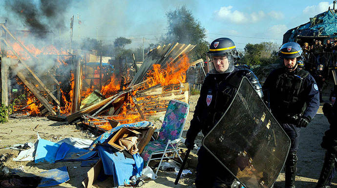 Calais: Francia destruye el mayor campamento de inmigrantes