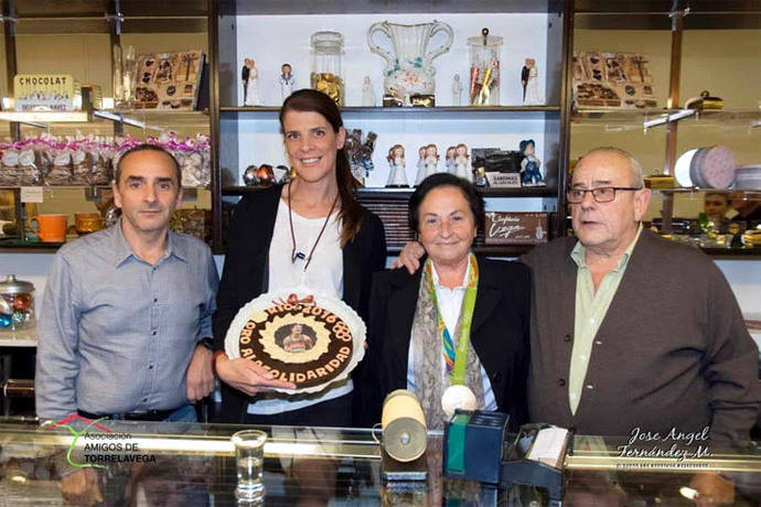 Luis Vega, a la derecha, autor de la “medalla de chocolate” a Ruth Bietia.
