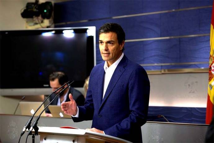 Sánchez renuncia a su escaño y pide poner fecha al Congreso socialista
