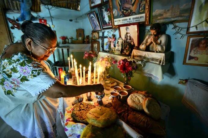 La Fiesta de Muertos en Campeche (México) se celebra dando brillo a sus huesos  