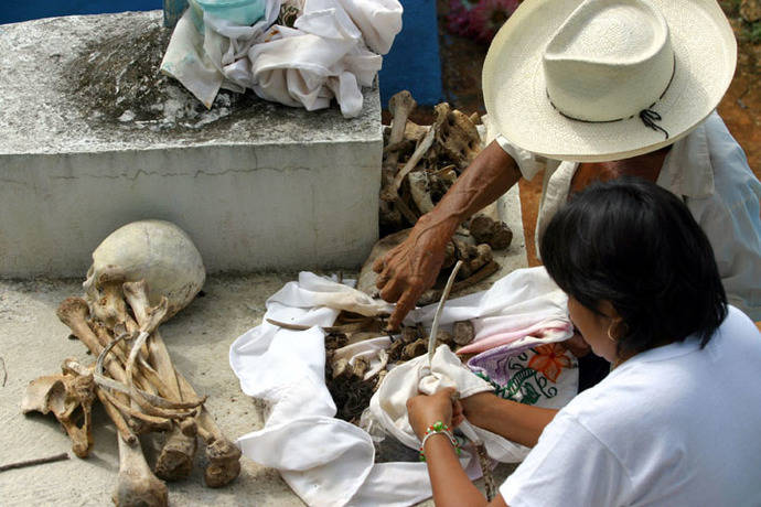 La Fiesta de Muertos en Campeche (México) se celebra dando brillo a sus huesos  