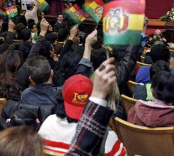 La Comunitat supera en 4.000 bolivianos el tope marcado por la ley electoral. 