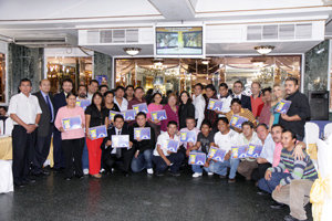 Parte de los asistentes a la cena de camaradería  con los diplomas de reconocimiento entregados por la Asociación cultural