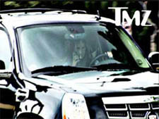 Shriver fotografiada por un paparazzi hablando por el móvil mientras conduce. En España, le hubieran quitado puntos de su carnet