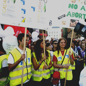 Manifestantes contra el aborto en las calles de centro de Madrid, este sábado