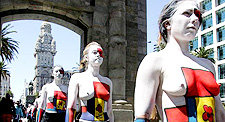 as manifestantes, en la Plaza Independencia de Montevideo. 