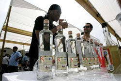 Los peruanos consumen unos cinco millones de litros de pisco, lo equivale al 98% de la producción total anual