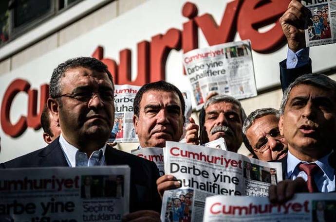 Protesta frente al diario 'Cumhuriyet' 