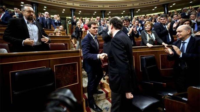 Rivera saluda A Rajoy tras su investidura el pasado sábado