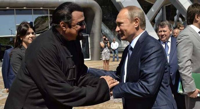 Seagal (i) saluda a Putin