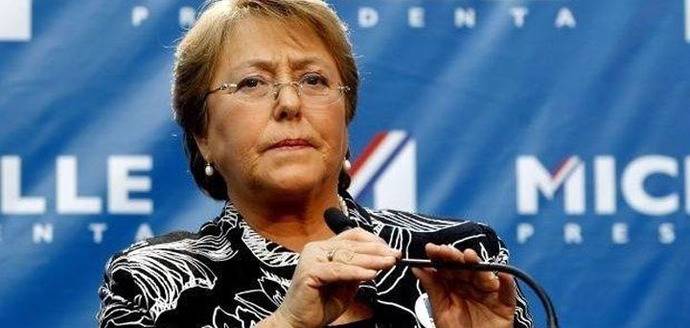 Bachelet pagará sueldo de abogados de periodistas que demandó