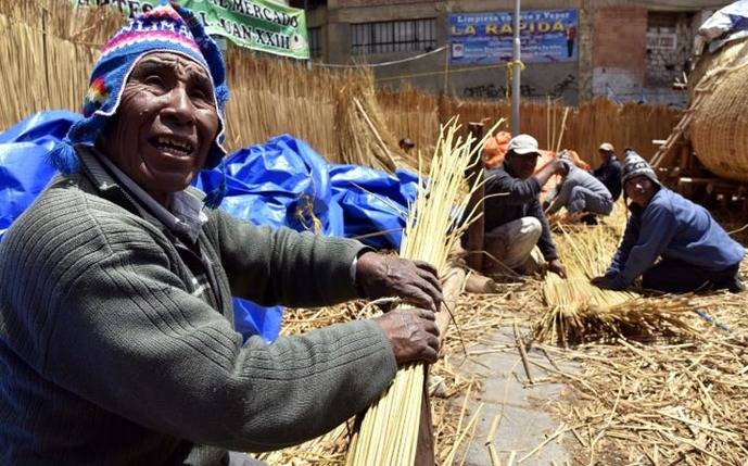 Una barca de juncos del Titicaca desafiará el Pacífico