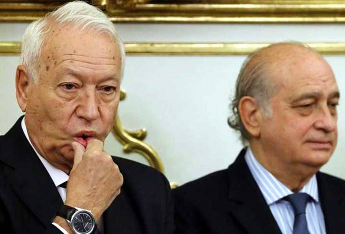 El exministro de Asuntos Exteriores José Manuel García-Margallo (i), y el  exministro del Interior, Jorge Fernández Díaz. 

