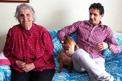 Isabel, española, 84 años, comparte su piso con Agustín, cubano, estudiante de Medicina en Madrid, a través del programa Convie de la ONG Solidarios para el desarrollo