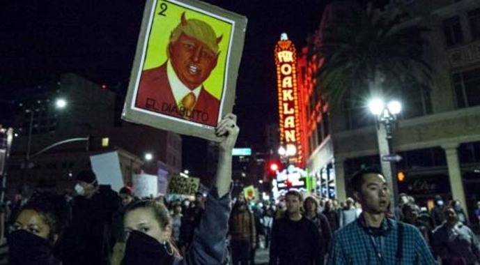 Manifestantes participan en una protesta en Oakland, California (Estados Unidos) contra la elección del republicano.