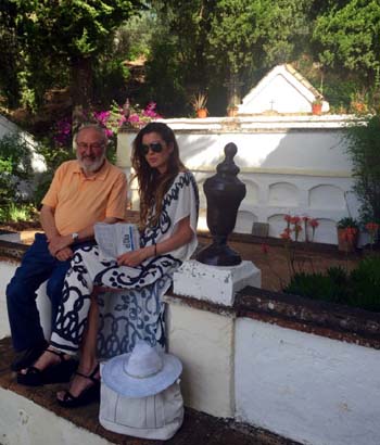 Cementerio de la Ermita con Pedro, hijo de antiguo ermitaño. Se ha convertido en uno de mis mejores amigos