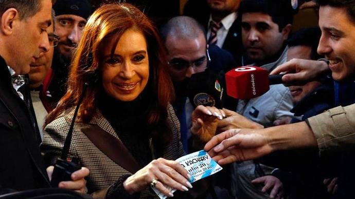 Juez que procesa a Fernández de Kirchner por dólares descarta detenerla
