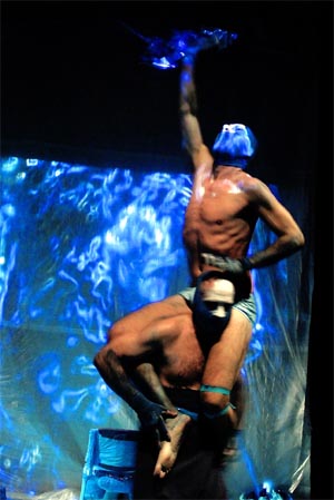 El artista poliédrico Xtóbal regresa a Málaga con su nueva performance, ‘Azul de Metileno’