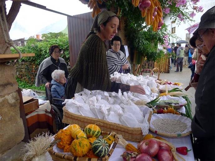 Miles de personas acudieron a la Feria de la Alubia y la Hortaliza en Casar de Periedo