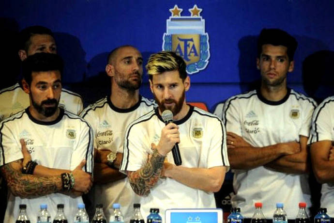 Los jugadores de la selección de Argentina durante la rueda de prensa después del partido contra Colombia. 