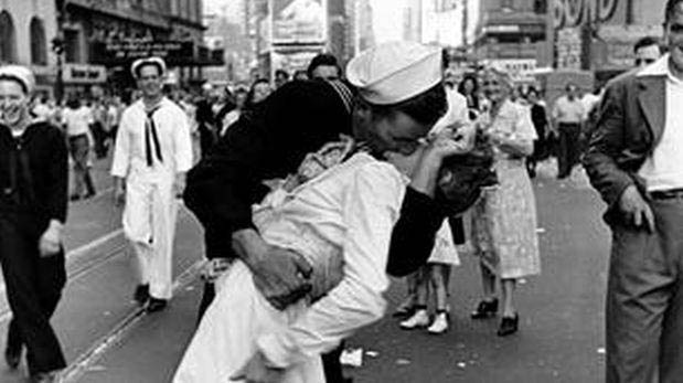 La imagen es la mejor representación de la euforia norteamericana tras ponerle fin a la II Guerra Mundial. 