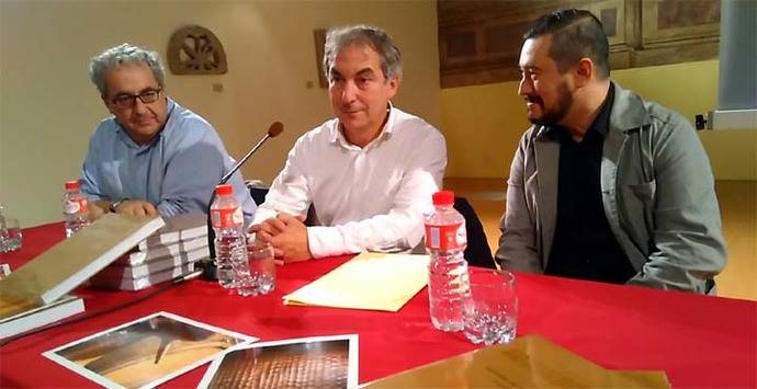 Javier Hernández , presidente de la Academia Cantabra de Gastronomía; Javier Gómez, alcalde de Potes, y Miguel Ángel Gómez, en la presentación del libro. (Foto: A. del Saja)