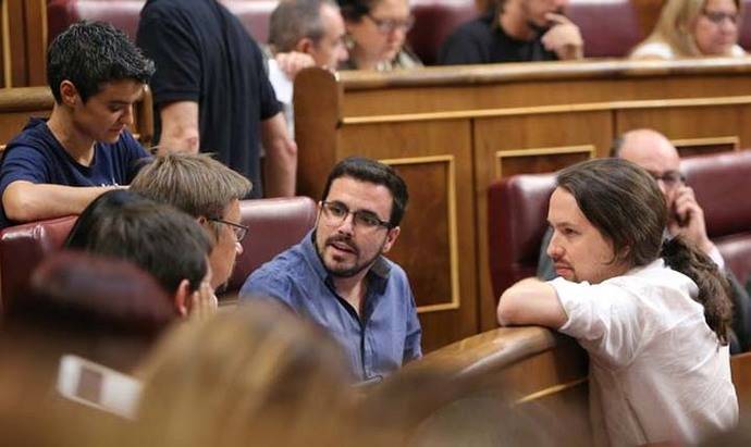 Lucía Martín, Xavi Domènech, Alberto Garzón y Pablo Iglesias, en el Congreso. MARTA JARA