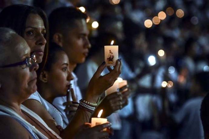 Cientos de personas homenajearon el recuerdo de las víctimas este  jueves en Colombia