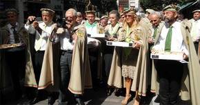 La Cofradía del Hojaldre de Torrelavega festeja a su patrón San Andrés