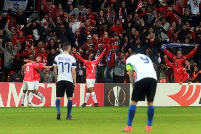 Los jugadores del Hapoel Beer-Sheva celebran el tanto del triunfo ante el Inter. 