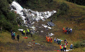 Policía colombiana confirma rescate de 5 supervivientes en accidente aéreo en Medellín