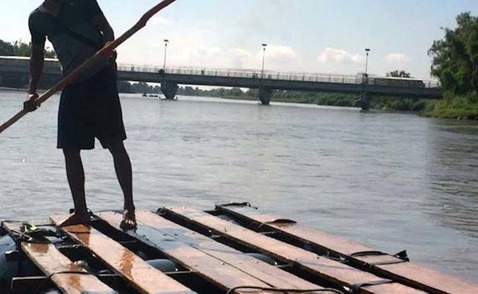 Para pasar de Guatemala a México lo ilegales deben atravesar el río en una balsa improvisada.  (Foto: Madeleine Penman/ Amnistía Internacional)