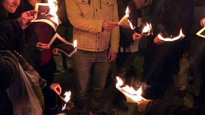 Manifestantes queman fotos del rey Felipe VI en Barcelona en solidaridad con los detenidos/SÒNIA CALVÓ