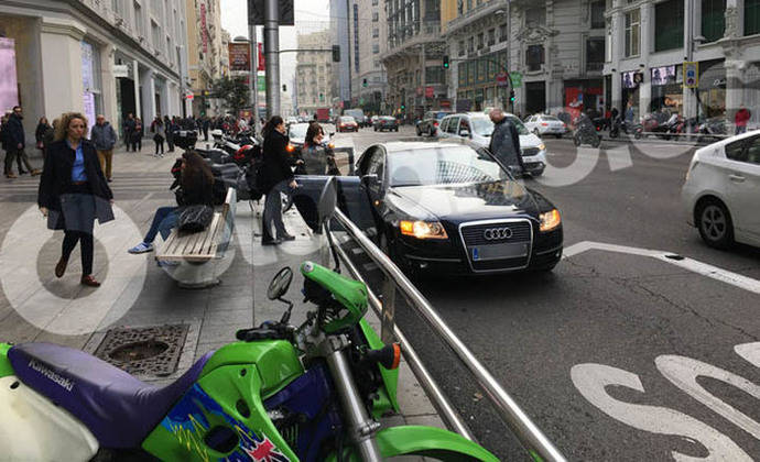 El coche oficial de la vicepresidenta del Gobierno en el carril bus de la Gran Vía de Madrid: eldiario.es